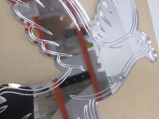 Лазерная резка зеркального оргстекла